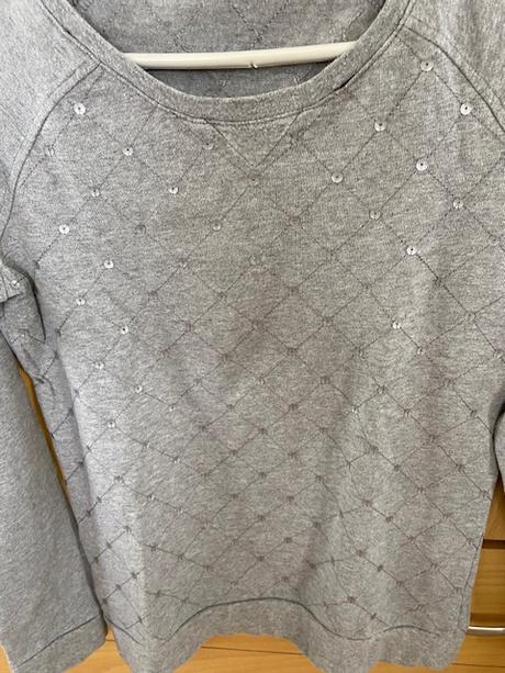 Slabší mikina s flitříky, s