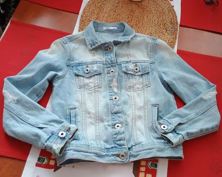 Krásná moderní trhaná dívčí riflová bunda, 134