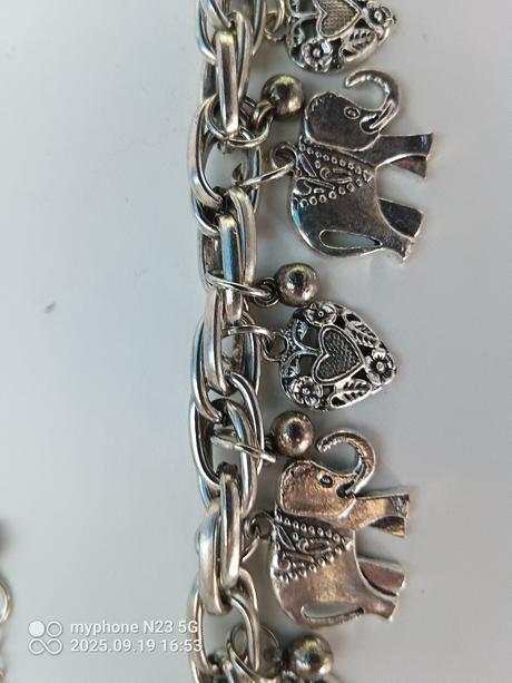 Náramek s přívěsky silný,