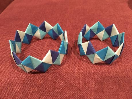 Náramek z papíru různé barvy,