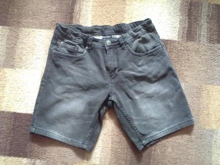 Džínové kraťasy, 48