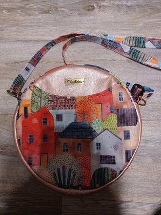 Kulatá kabelka s domečky fridolinka,