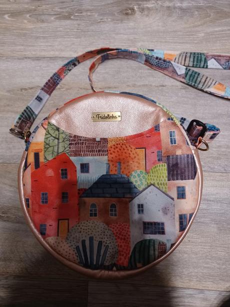 Kulatá kabelka s domečky fridolinka, 