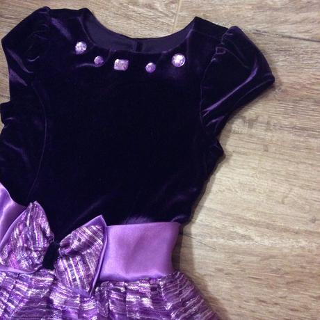 Slavnostní šaty zdobené kamínky, 98