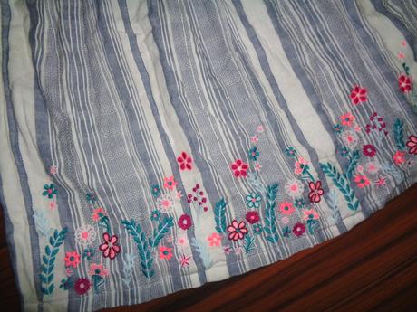 Nádherné bílomodré pruhované šaty s výšivkami, george,152