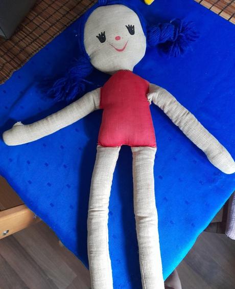 Starší látková šitá panenka dlouhá, 