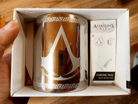 32 - hrníček assassins creed, 