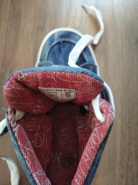 Kotníkové tenisky, 27