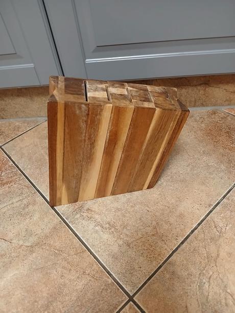 Dřevěný stojan na nože, 