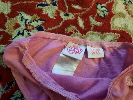 Dívčí kalhotky, 92