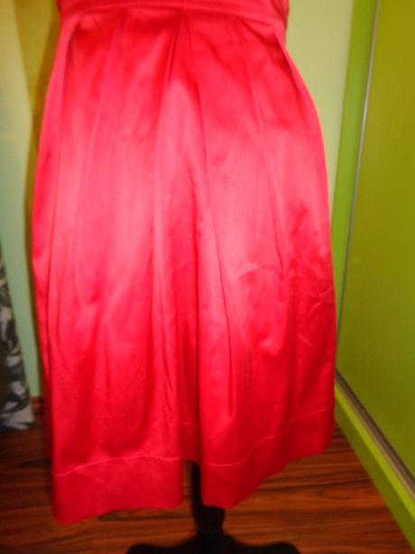 Luxusní červené lesklé společenské šaty, 38