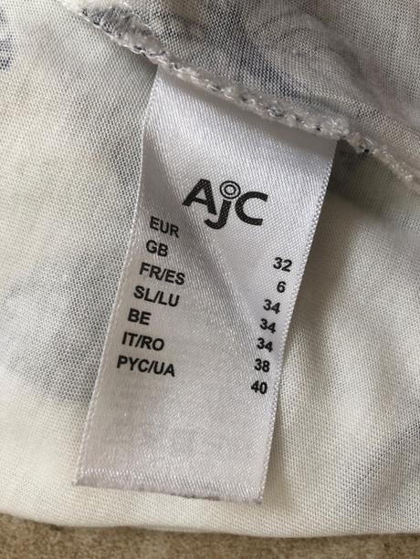 Bílé tričko s modrými motýly, velikost 32 ajc, 32