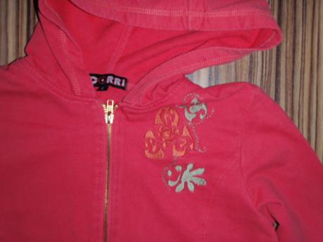 Sytě růžová mikina s vyšitými květy, 158