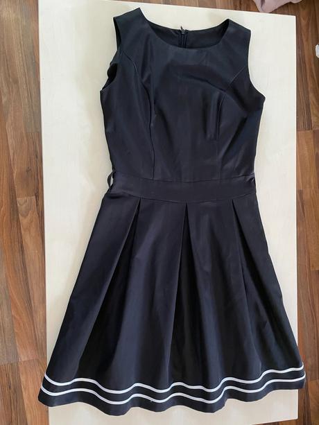 Černé šaty s bílým pruhem, vel m ale menší cca xs/, xs
