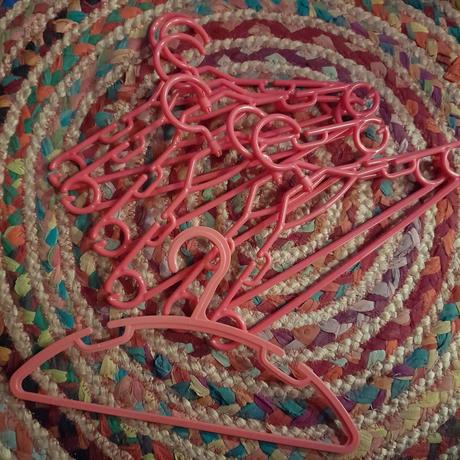 Růžová malá šatní ramínka,