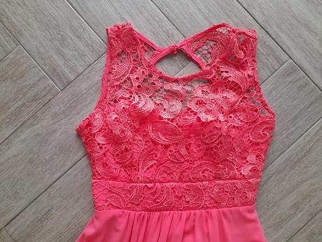 Neonově růžové šaty, s