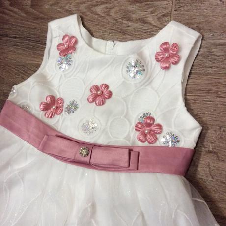 Slavnostní šaty zdobené našitými květinkami, pretty girl,80