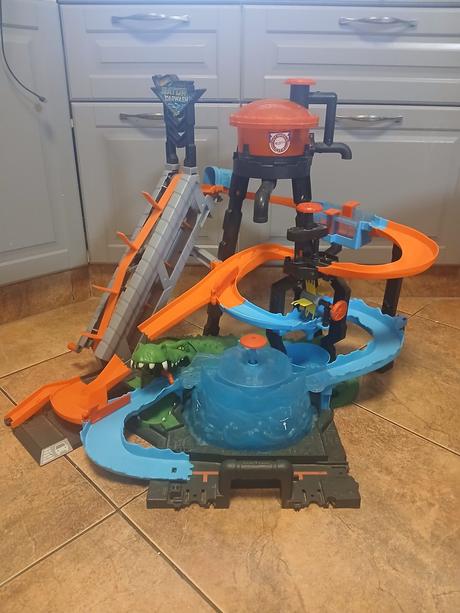 Hot wheels city vodní dráha útok krokodýlů,
