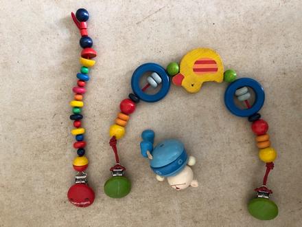 Dřevěný řetízek na dudlík a na kočárek, 