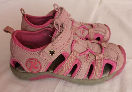 Růžové sandály, 28