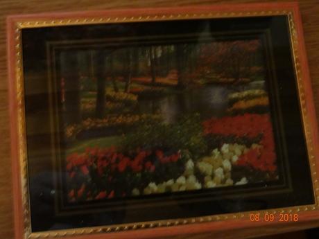 Obraz s tulipány a řekou, 