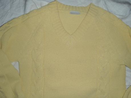 Krásný žlutý teploučký svetr s copánkama, m