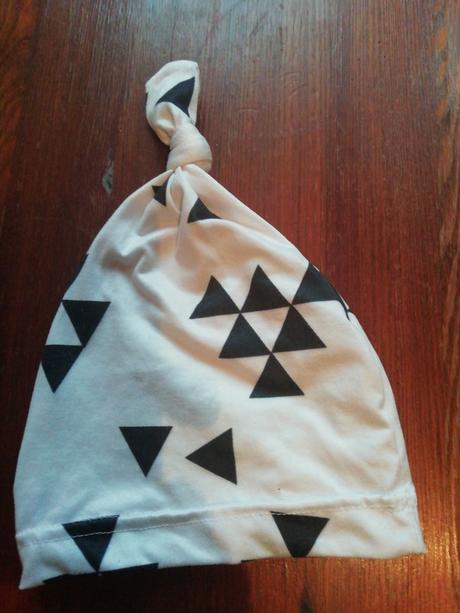 Čepička vel 2-4roky kouzelná -top stav, 86