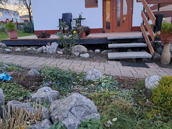 Jak zakrýt díru pod terasou a zachovat ventilaci?