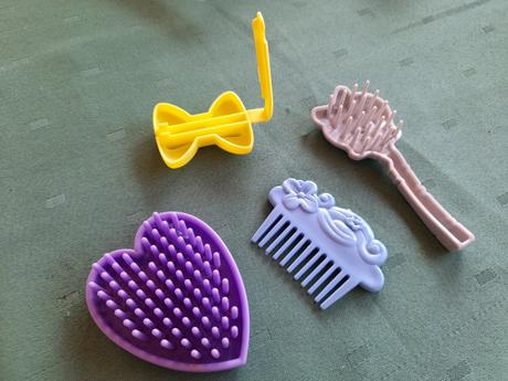 Hřebínky a sponky na panenku, koníky,