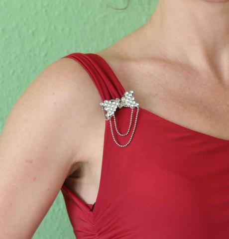 Rudý top na jedno rameno se štrasovou broží, s