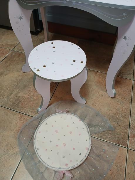 Toaletní stolek se stoličkou,