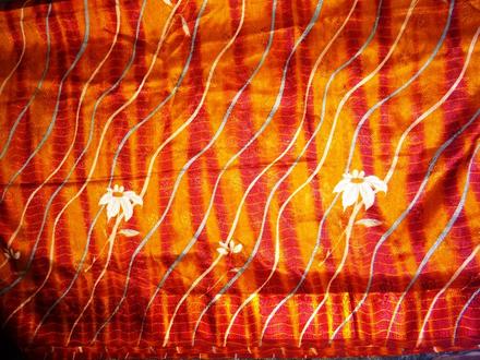 Umělé hedvábí zlato zrzavá,bílý květ 115 x 470, 