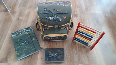 Aktovka, penál, desky stil a dřevěné počítadlo,