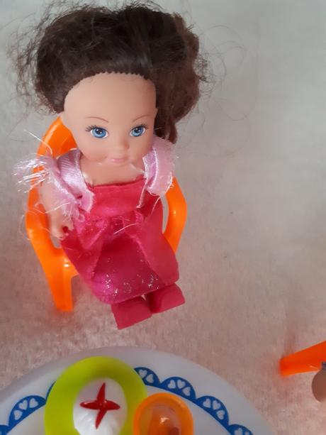 Čtyři panenky/kamarádky se stolečkem a židličkami,