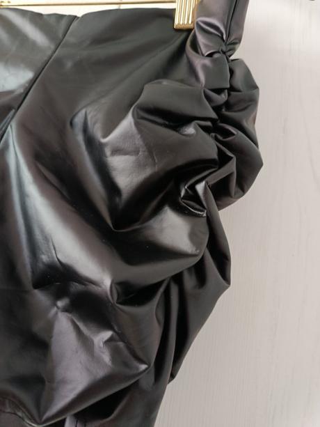 Koženkové kraťasy, 36