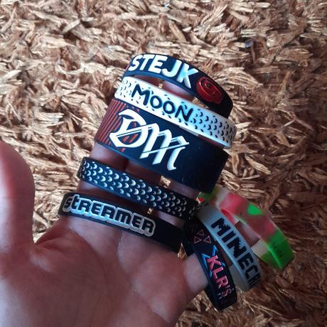 Silikonový náramek na ruku youtuberů,