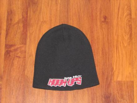 Černá čepice s nápisem, 98