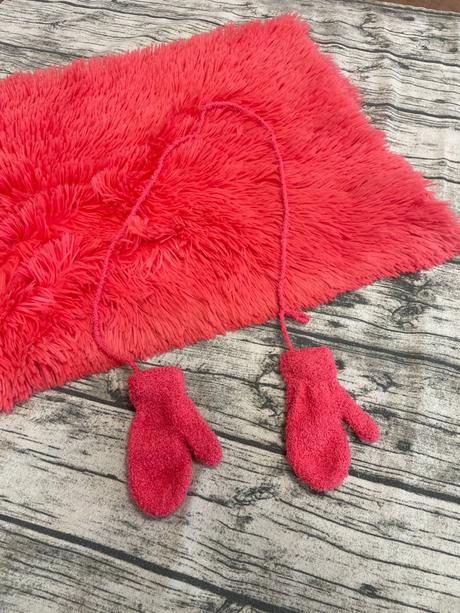 Dívčí zimní rukavice na šňůrce, 80