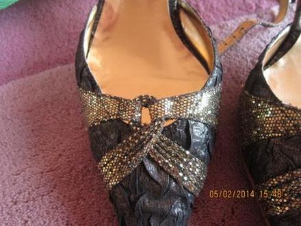 Zlatohndede botky na ples, 38