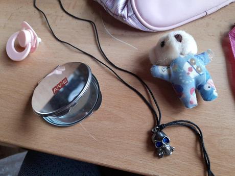 Kabelka, zrcátko,lebka,medvídek...,