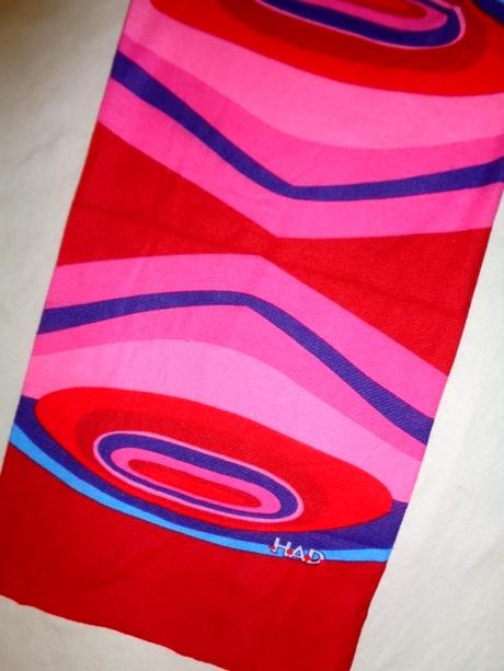 Krásný červenorůžový elastický nákrčník,