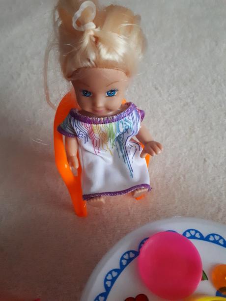 Čtyři panenky/kamarádky se stolečkem a židličkami,