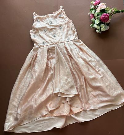 Ob/ šaty společenské meruňkové barvy- v.cca 6/7 le, 122