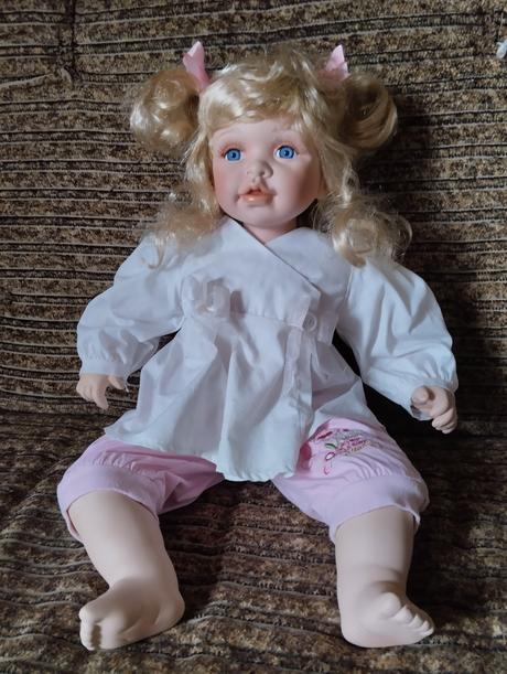 Značená porcelánová sedící panenka, 