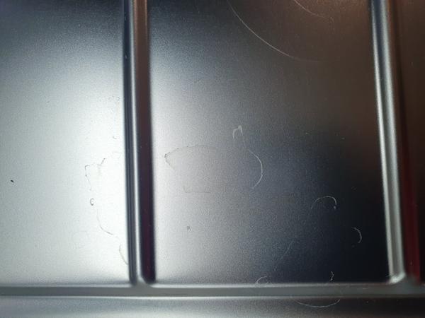 Jak odstranit skvrny a rýhy z nového dřezu?