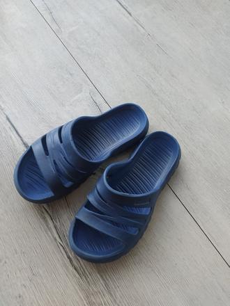 Gumové pantofle, 32