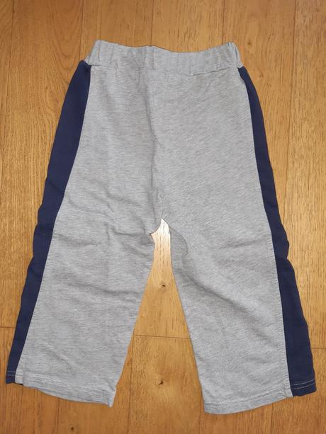 Šedé tepláky, 104