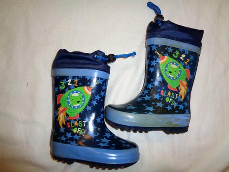 Modré hvězdičkové gumáky s raketou, 21