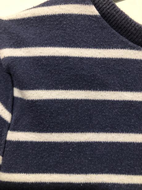 Šedé triko s proužky, 122