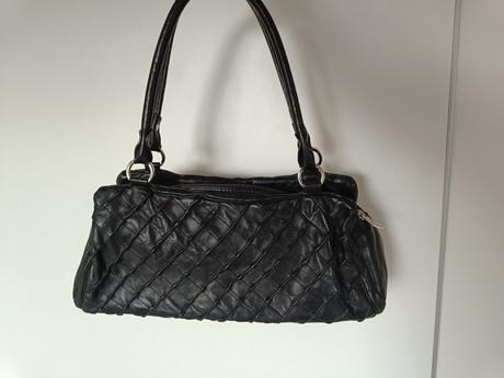 Černá kabelka boa, 